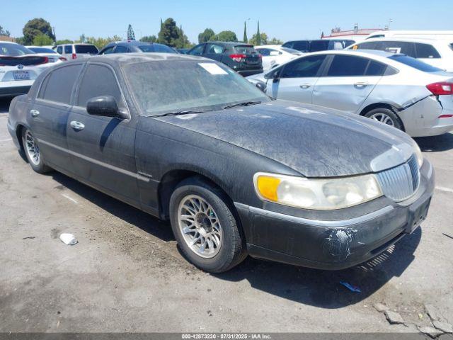  Salvage Lincoln Towncar
