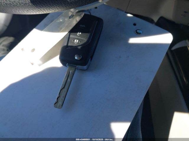 Toyota Camry Le Image 17