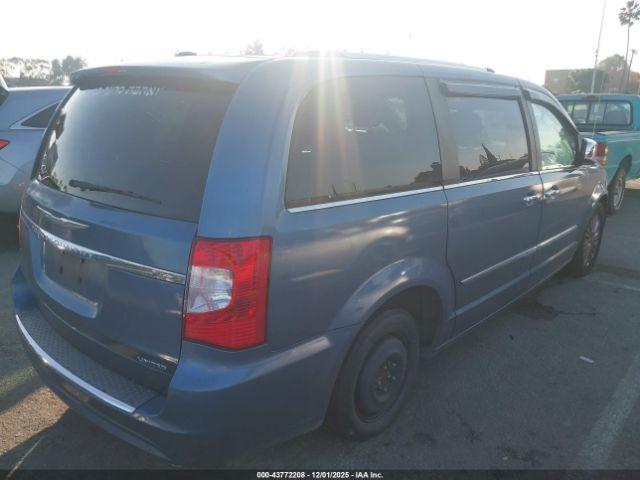 Chrysler Town & Country Limited Image 4