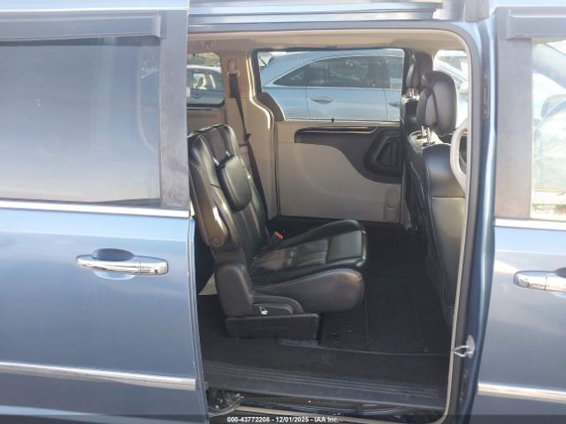 Chrysler Town & Country Limited Image 8