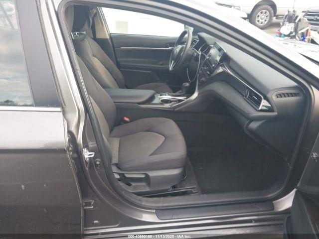 Toyota Camry Le Hybrid Image 12