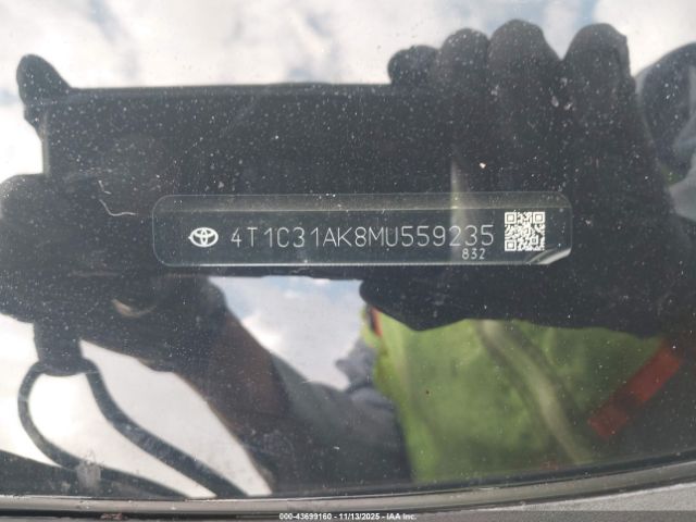 Toyota Camry Le Hybrid Image 8