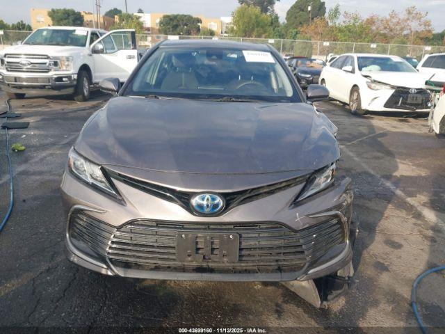 Toyota Camry Le Hybrid Image 11