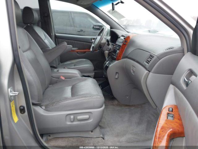 Toyota Sienna Xle Image 2