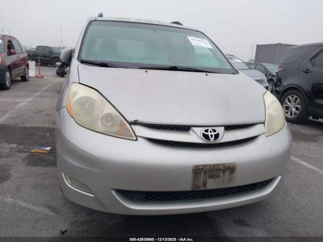 Toyota Sienna Xle Image 10