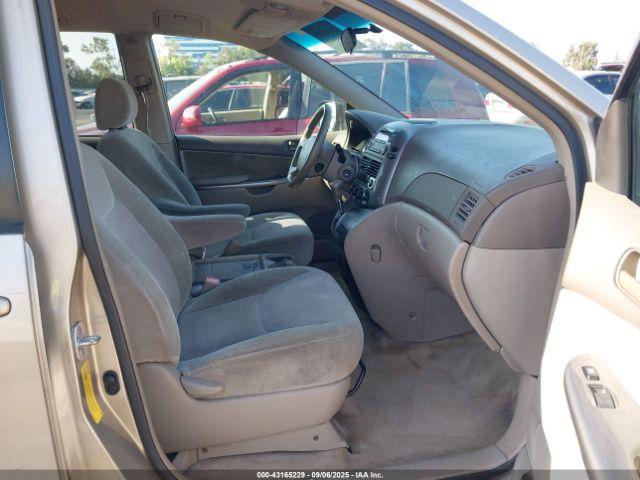 Toyota Sienna Ce Image 10