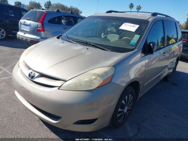 Toyota Sienna Le Image 2