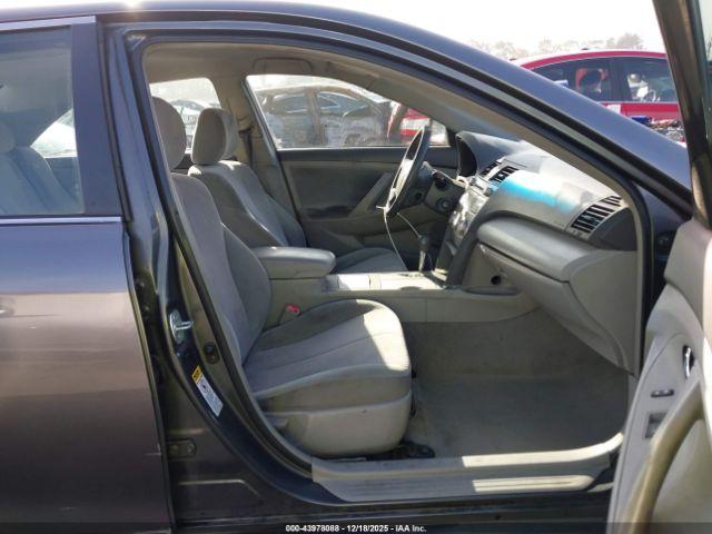 Toyota Camry Le Image 2