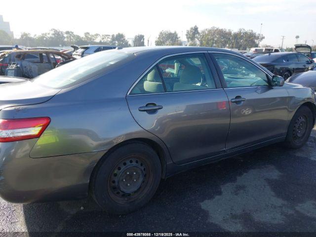 Toyota Camry Le Image 4