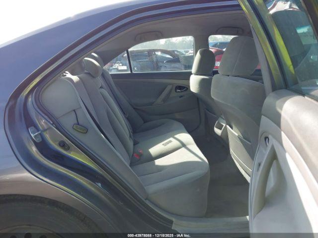 Toyota Camry Le Image 7