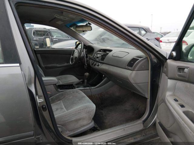 Toyota Camry Le Image 7