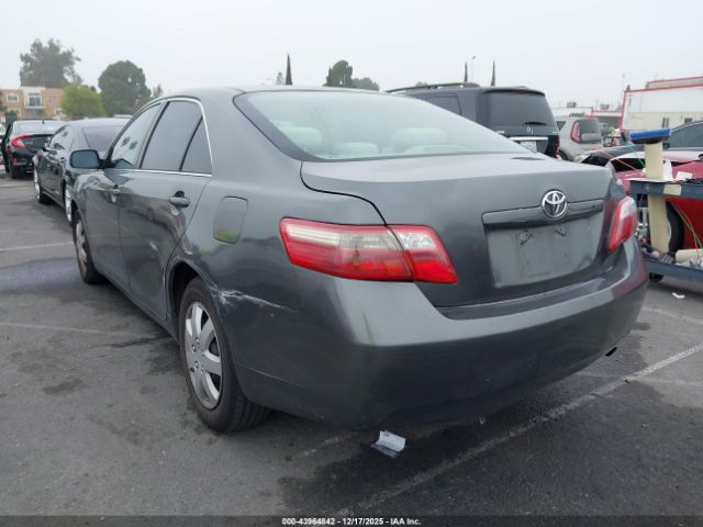 Toyota Camry Le Image 2