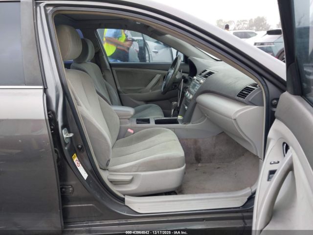 Toyota Camry Le Image 5