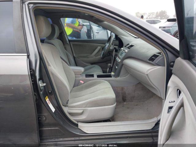 Toyota Camry Le Image 5