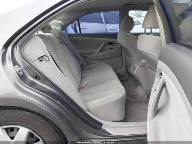 Toyota Camry Le Image 9