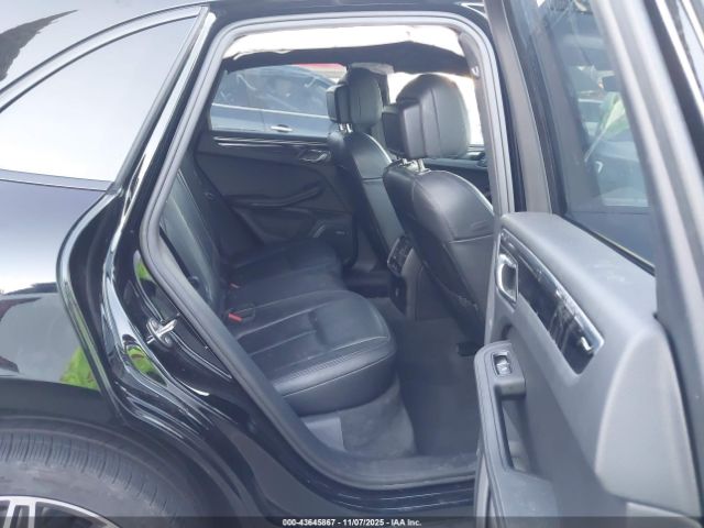 Porsche Macan T Image 12