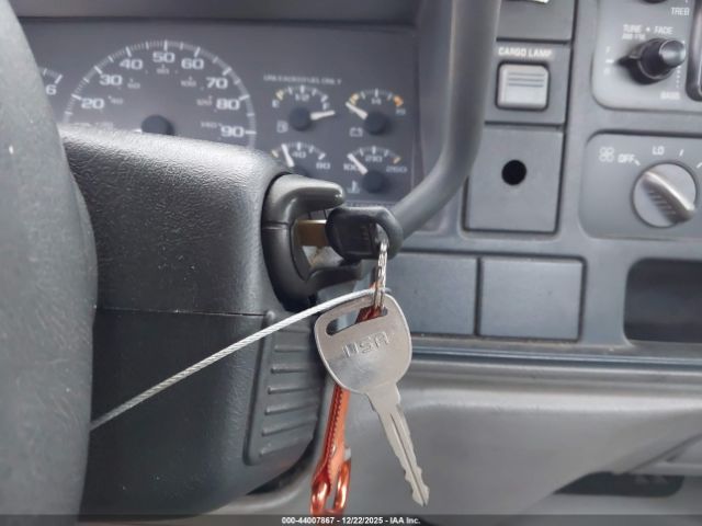 Chevrolet C2500 Fleetside Image 3