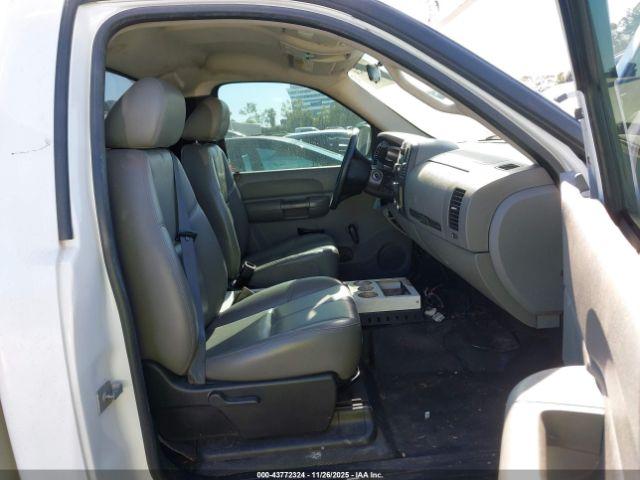 Chevrolet Silverado 2500 Work Truck Image 3