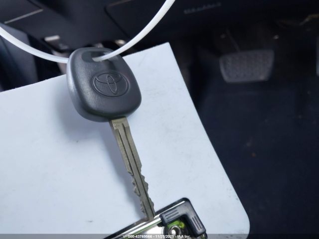 Toyota Camry Le Image 2