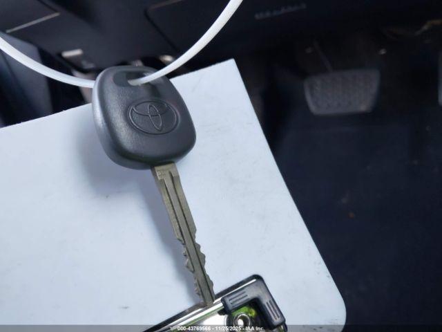 Toyota Camry Le Image 2