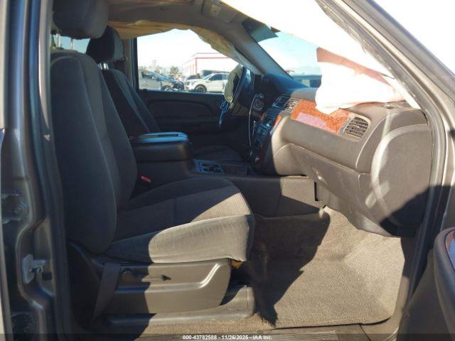 Chevrolet Suburban 1500 Lt Image 10