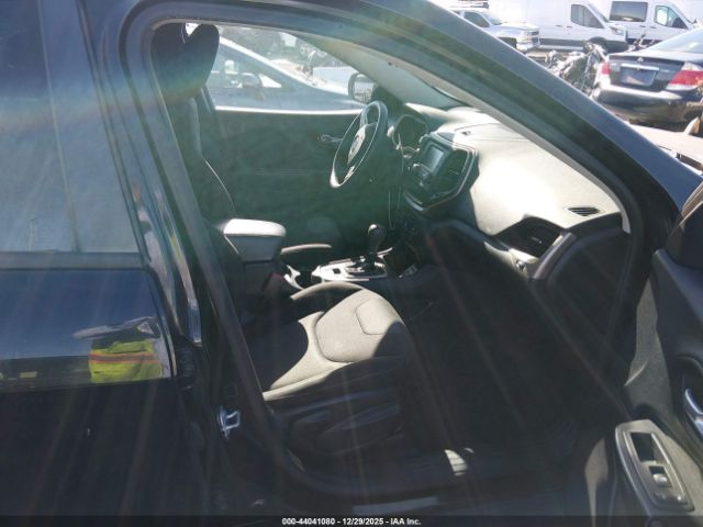 Jeep Cherokee Sport Image 11