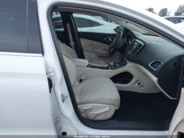 Chrysler 200 Limited Image 11