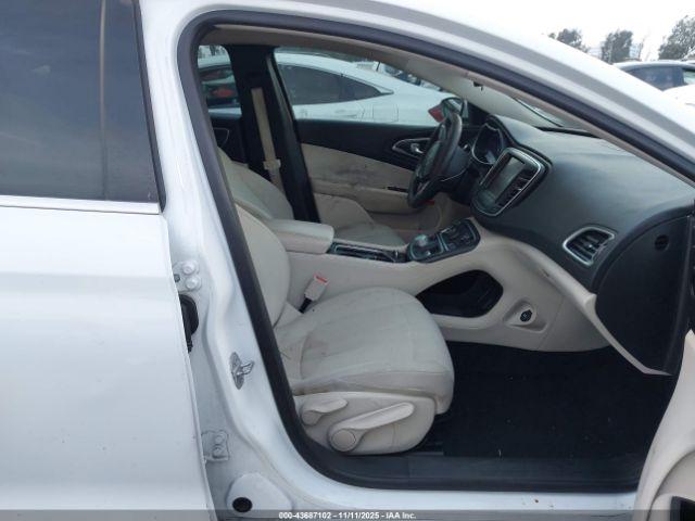 Chrysler 200 Limited Image 11