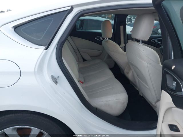 Chrysler 200 Limited Image 9