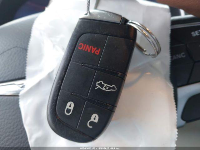 Chrysler 200 Limited Image 2