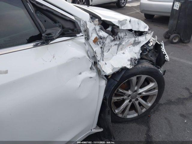 Chrysler 200 Limited Image 7