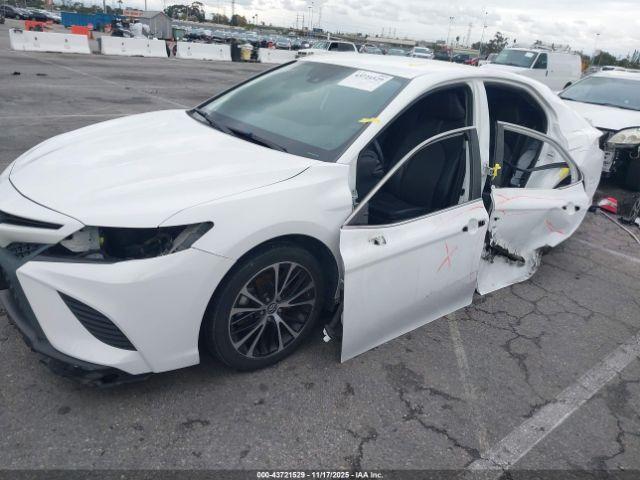 Toyota Camry Se Image 4