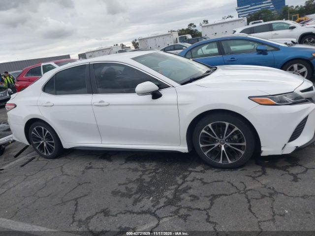 Toyota Camry Se Image 8