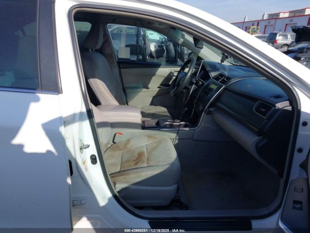 Toyota Camry Le Image 8