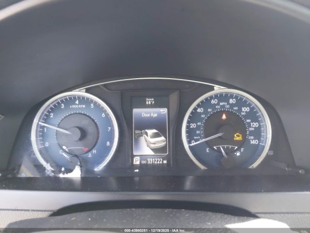 Toyota Camry Le Image 10