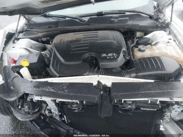 Dodge Challenger Sxt Image 8
