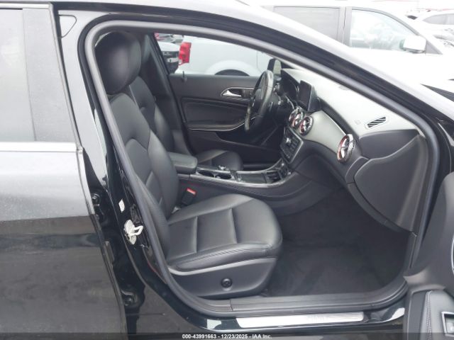 Mercedes-Benz GLA 4matic Image 12