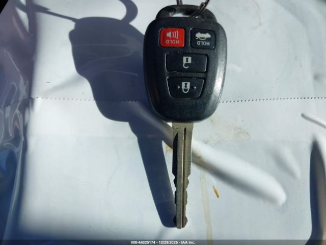 Toyota Camry Le Image 11