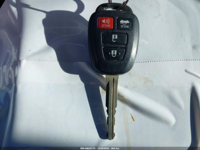 Toyota Camry Le Image 11