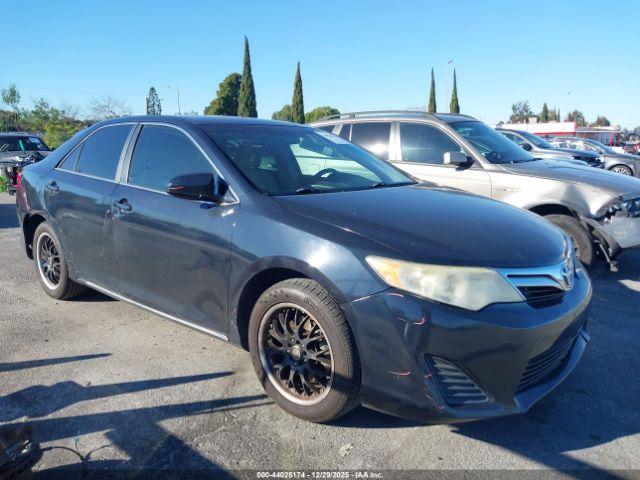 Toyota Camry Le Image 12