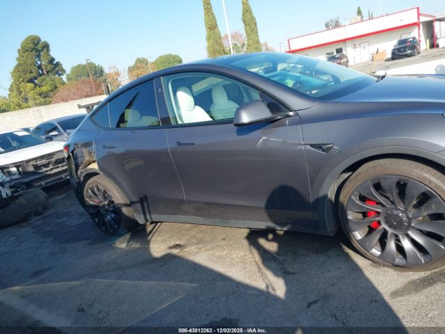 Tesla Model Y Performance Dual Motor All-wheel Drive Image 11