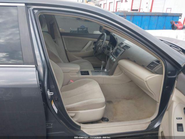 Toyota Camry Le Image 14