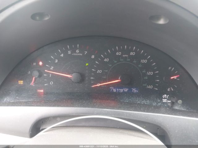 Toyota Camry Le Image 12