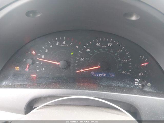 Toyota Camry Le Image 12