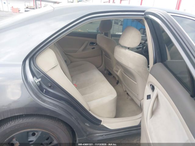 Toyota Camry Le Image 16