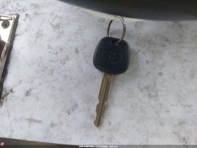 Toyota Camry Le Image 15