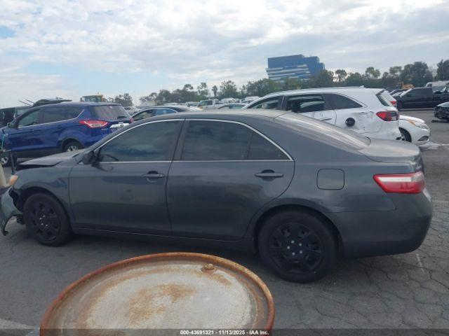 Toyota Camry Le Image 4