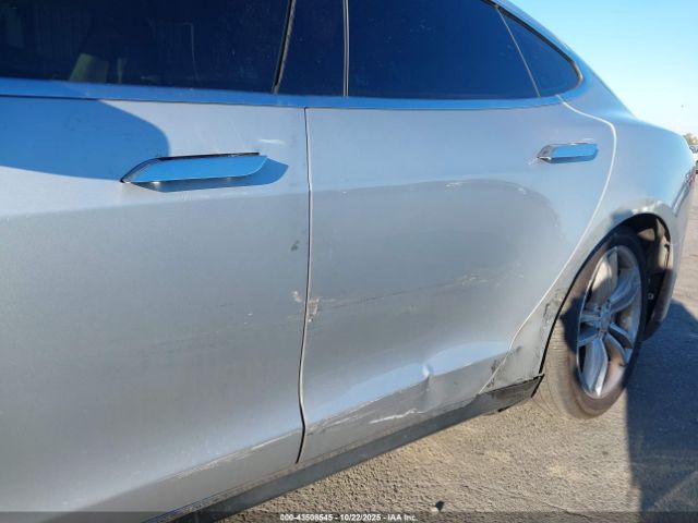 Tesla Model S P85 Image 3