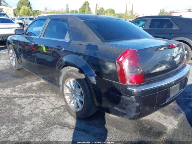 Chrysler 300 Limited Image 2