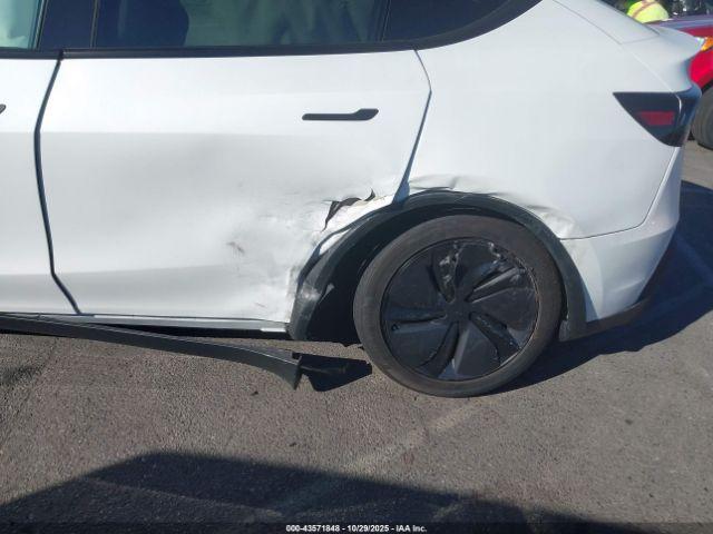 Tesla Model Y Long Range Dual Motor All-wheel Drive Image 3